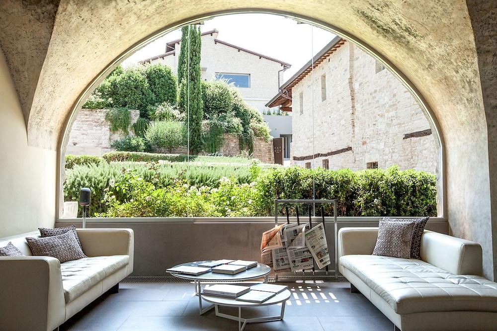 Hotel Nun Relais & Museum 5*